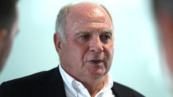 Uli Hoeneß am Montagmorgen am Münchner Flughafen