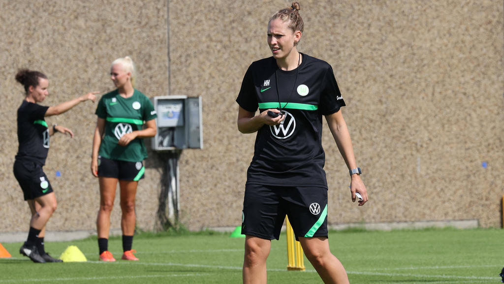Kim Kulig, Assistenztrainerin der Frauen-Mannschaft des VfL Wolfsburgs