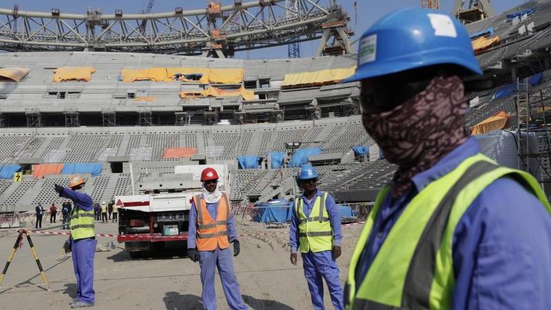 Bauarbeiter arbeiten an einem der Stadien der WM 2022