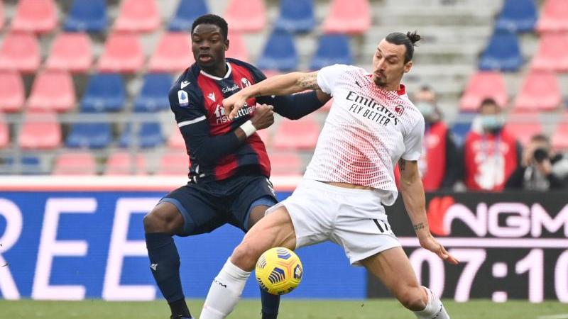 Zlatan Ibrahimovic (r.) vom AC Mailand kämpft mit Adama Soumaoro vom FC Bologna um den Ball