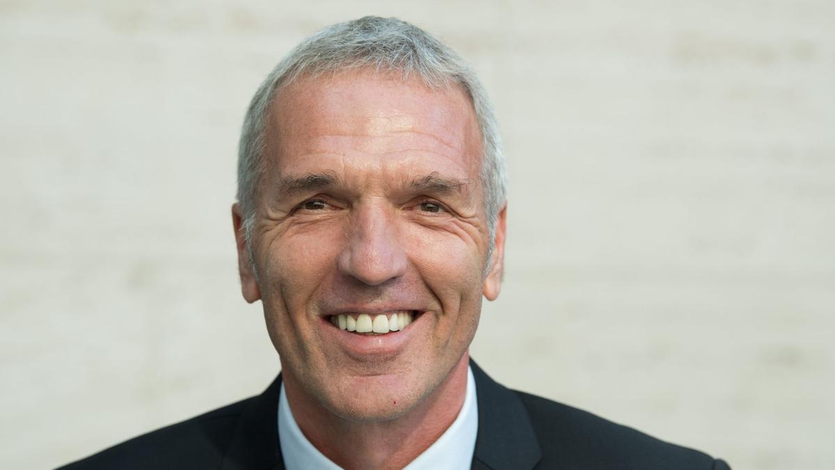 Ernst Middendorp trainiert jetzt den Fußball-Drittligisten SV Meppen