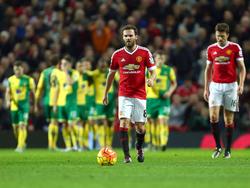 Juan Mata (l.) en Michael Carrick (r.) zijn teleurgesteld na een treffer van Norwich City tijdens het competitieduel Manchester United - Norwich City. (19-12-2015)
