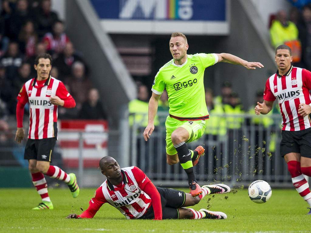 PSV heeft een corner, maar Ajax pikt de bal op. Mike van der Hoorn stoomt op naar voren, waarna Jetro Willems aan de noodrem trekt. De linksback van PSV krijgt een gele kaart. (20-03-2016)