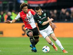 Tonny Vilhena (l.) doet er alles aan om Oussama Idrissi van de bal te krijgen tijdens het duel Feyenoord - FC Groningen. (16-04-2016)