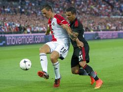 Wesley Verhoek (l.) probeert tijdens Feyenoord - Beşiktaş Ramon (r.) van zich af te houden. (30-7-2014)