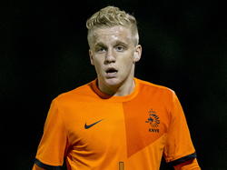 Ajacied Donny van de Beek in het oranje shirt van het Nederlands elftal in de jeugdwedstrijd tegen Oostenrijk. 