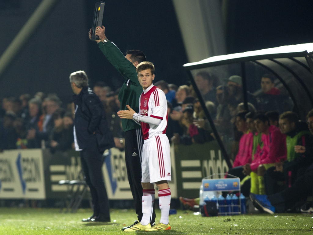 James Efmorfidis staat te wachten tot hij het veld mag betreden in de wedstrijd Ajax A1 - FC Barcelona A1 in de Youth League. (04-11-2014)