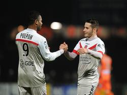 Loris Néry (r.) bejubelt Rydell Poepon in de wedstrijd Stade Laval - Valenciennes. (19-12-2014)