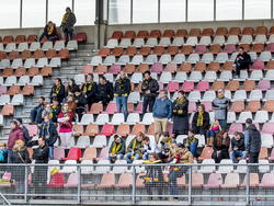 Het uitvak van Het Kasteel is verdacht leeg in de tweede helft van de wedstrijd Sparta - Roda JC. De fans van de uitploeg hebben genoeg van het matige spel van hun club en vertrekken bij een 4-0 tussenstand. (06-04-2015)