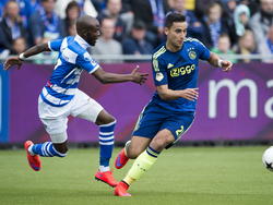 Jody Lukoki (l.) speelt tegen zijn oude ploeg Ajax en moet hier achter collega-aanvaller Anwar El Ghazi aan. (26-04-2015)