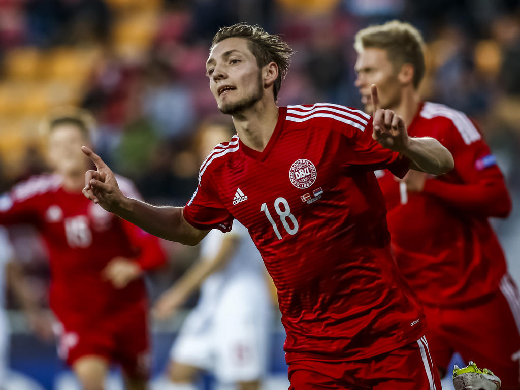 De vingertjes van Rasmus Falk kunnen omhoog nadat hij Jong Denemarken op voorsprong heeft gezet tegen Jong Servië. (23-06-2015)
