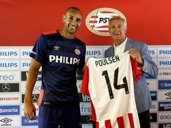 Simon Poulsen (l.) krijgt tijdens zijn presentatie zijn nieuwe shirt uitgereikt door PSV-icoon Willy van der Kuijlen (r.). (06-07-2015) 