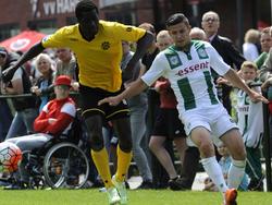 Bryan Linssen (r.) is in het oefenduel tussen Roda JC en FC Groningen verdediger Gibril Sankoh te vlug af. (26-07-2015)