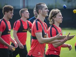 Ruben de Jager (voorgrond) tijdens de eerste training van FC Twente ter voorbereiding op het nieuwe seizoen. (22-06-2016)