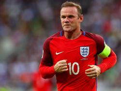 Wayne Rooney loopt rustig naar voren tijdens de WK-kwalificatiewedstrijd tussen Slowakije en Engeland. (04-09-2016)