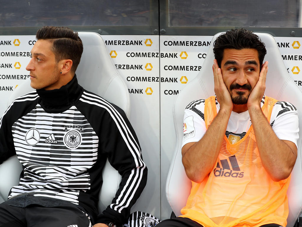 Ilkay Gündogan (r.) hat sich über die Sozialen Netzwerke geäußert Ilkay Gündogan (r.) hat sich über die Sozialen Netzwerke geäußert