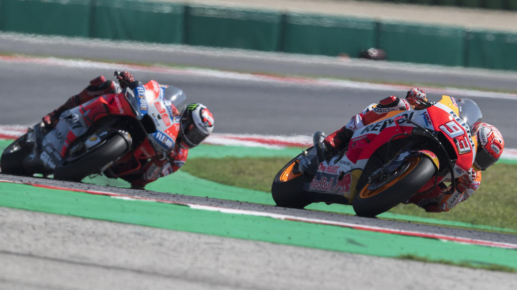 Lorenzo (l.) fährt am Hinterrad von Márquez Lorenzo (l.) fährt am Hinterrad von Márquez