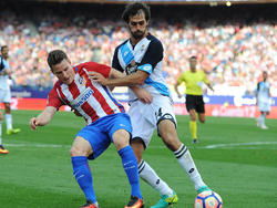 Arribas (dcha.) se anticipa a Gameiro en la última visita al Calderón. (Foto: Getty)