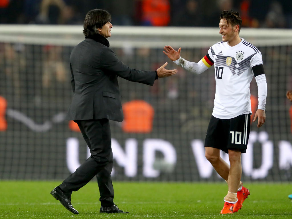 Joachim Löw (l.) blickt mit Mesut Özil der Auslosung der Nations League entgegen
