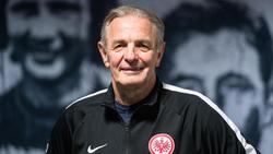 Charly Körbel vor einer Wand mit den Porträts ehemaliger Eintracht-Spieler