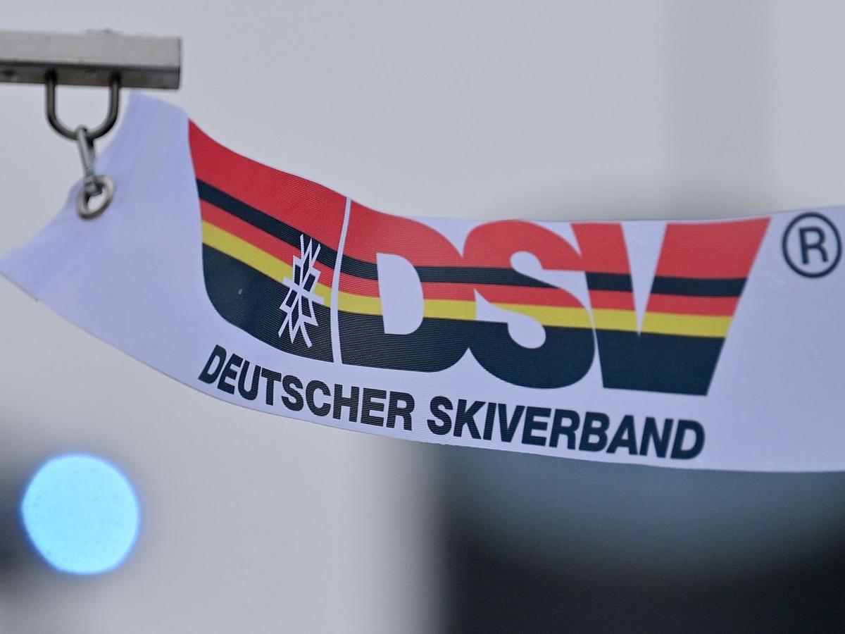 Das Logo des Deutschen Skiverbands DSV auf einer Windfahne