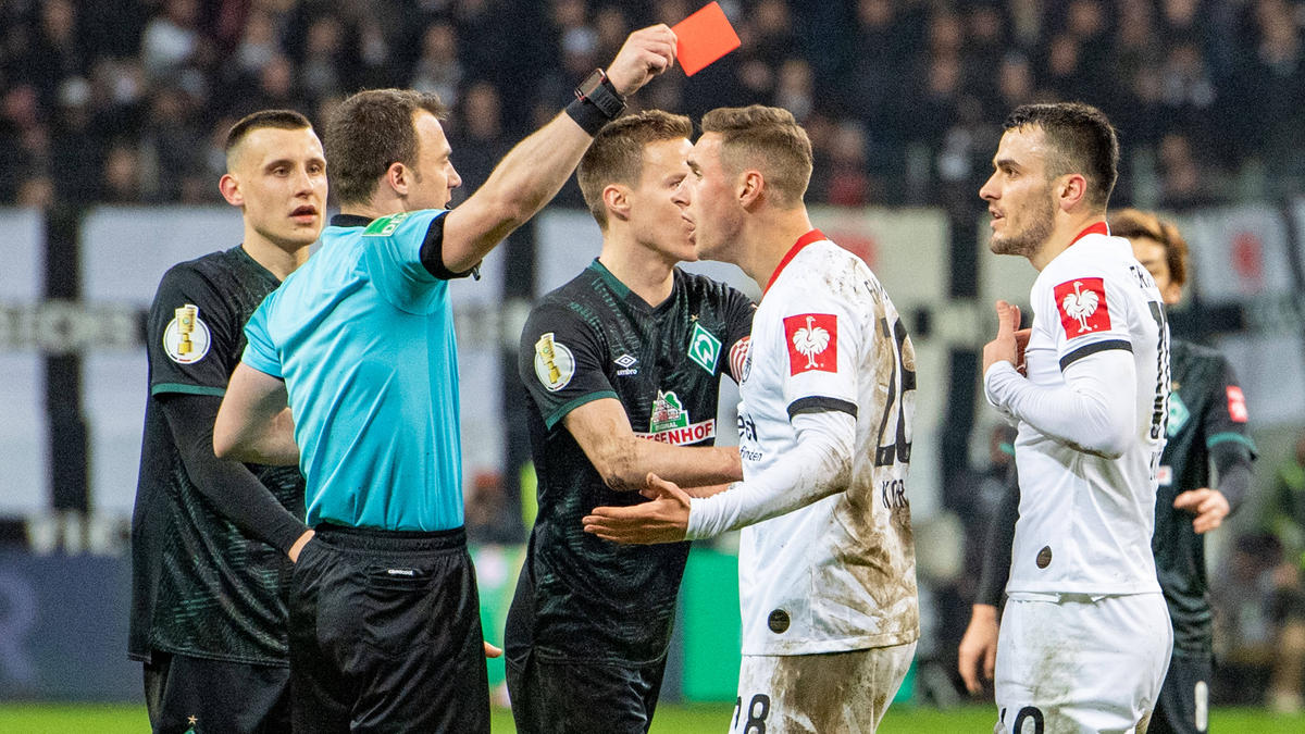 Filip Kostic sah im Spiel gegen Bremen die Rote Karte Filip Kostic sah im Spiel gegen Bremen die Rote Karte