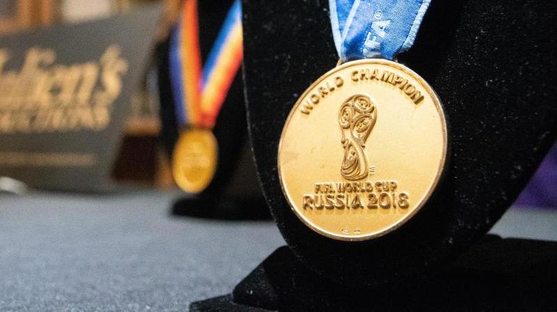 Die Goldmedaille eines französischen Fußball-Weltmeisters stand zwei Jahre nach dem Titel zum Verkauf