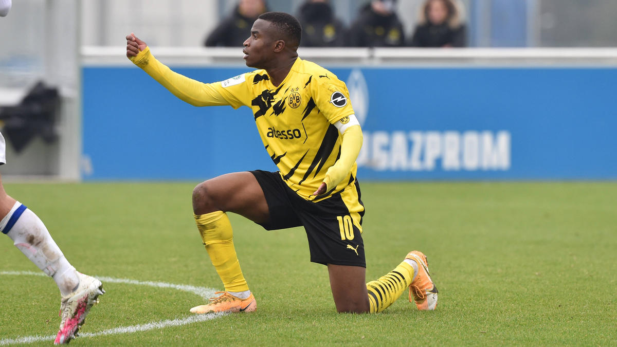 Youssoufa Moukoko wurde von einigen Idioten auf Schalke beschimpft und bedroht Youssoufa Moukoko wurde von einigen Idioten auf Schalke beschimpft und bedroht