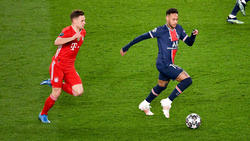 PSG-Star Neymar (r.) und Joshua Kimmich vom FC Bayern München kämpfen um den Ball