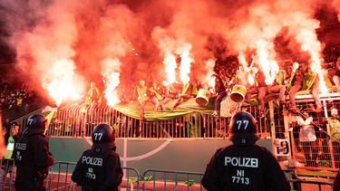 Im DFB-Pokal brannten VfL-Fans jede Menge Pyrotechnik ab