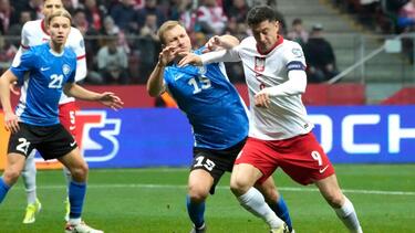 Lewandowski (re.) und Polen träumen weiter von der EM-Teilnahme