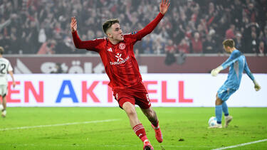 Isak Bergmann bejubelt das 3:3 von Fortuna Düsseldorf gegen den 1. FC Nürnberg