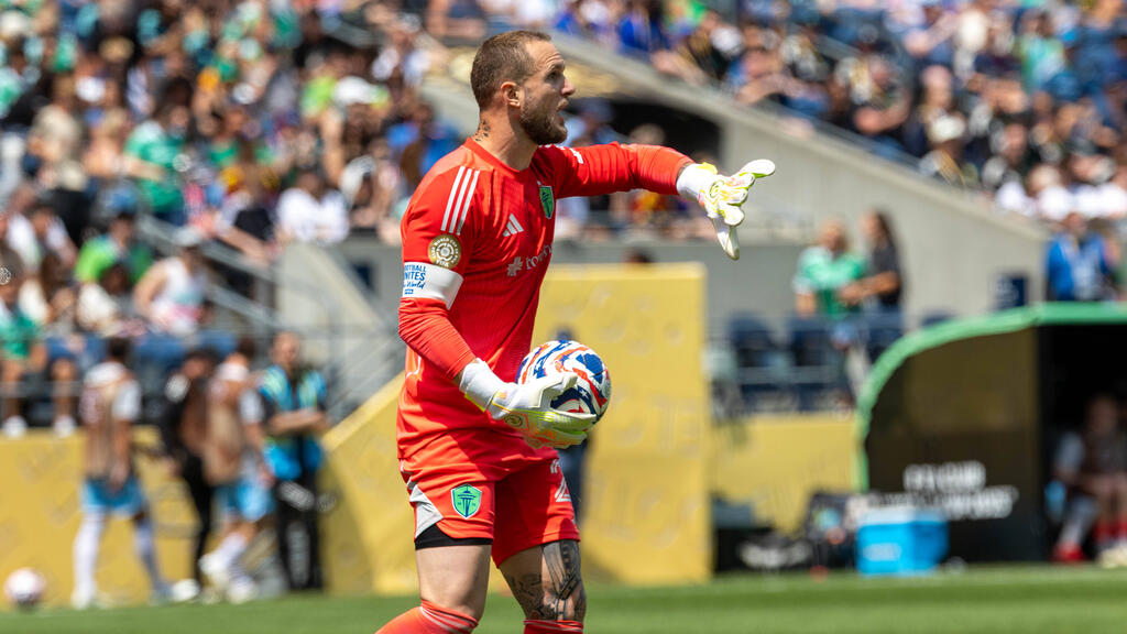 In einem Ligaspiel wurde Seattles Torwart Stefan Frei am Kopf verletzt In einem Ligaspiel wurde Seattles Torwart Stefan Frei am Kopf verletzt