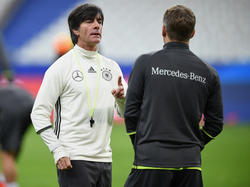 Joachim Löw (l.) springt Bastian Schweinsteiger zur Seite