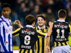 Drie belangrijke spelers bij Vitesse vieren de 2-0 tegen sc Heerenveen. Kosuke Ota (l.) geeft de assist op Valeri Qazaishvili (m.), terwijl Denys Oliynyk de score eerder al opende in Arnhem. (13-02-2016)