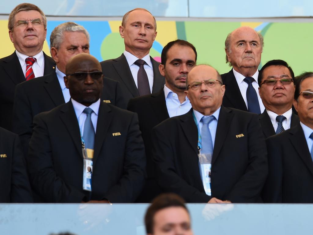 Vladimir Putin (M.) und Joseph S. Blatter (r.)