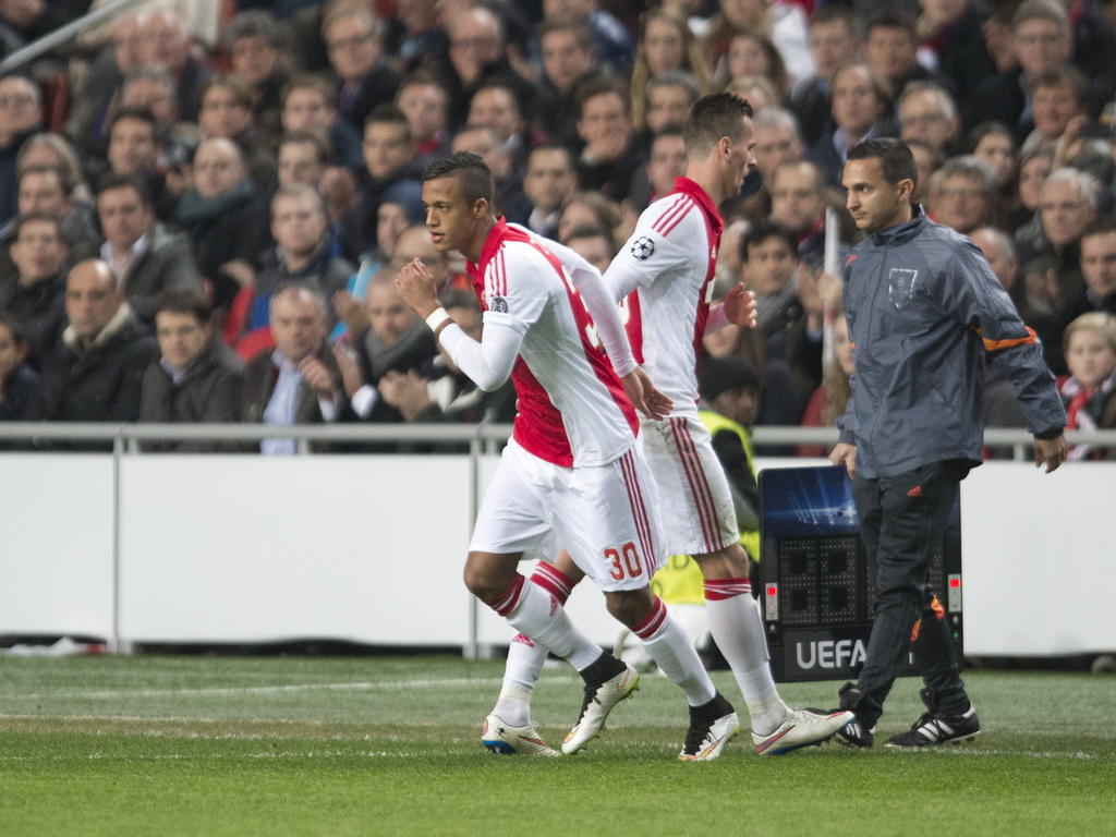 Richairo Živković (l.) debuteert namens Ajax in de Champions League tijdens de wedstrijd Ajax - APOEL Nicosia. (10-12-2014)