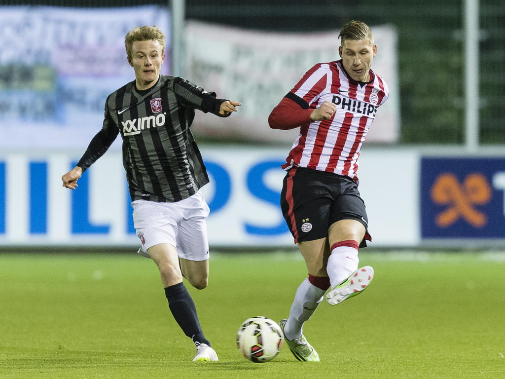 Merlin Schütte (l.) probeert tevergeefs Jordy de Wijs te achterhalen tijdens Jong PSV - Jong FC Twente. (26-01-2015).
