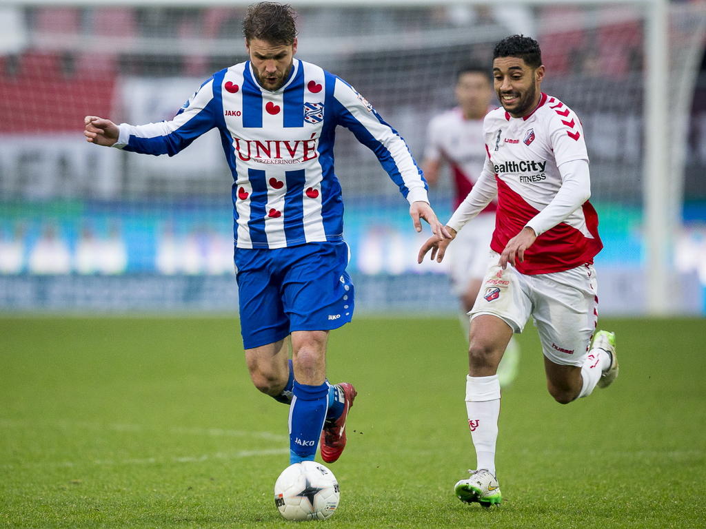 Joey van den Berg (l.) laat Anouar Kali (r.) achter zich aan rennen tijdens de wedstrijd FC Utrecht - sc Heerenveen. (19-01-2015)