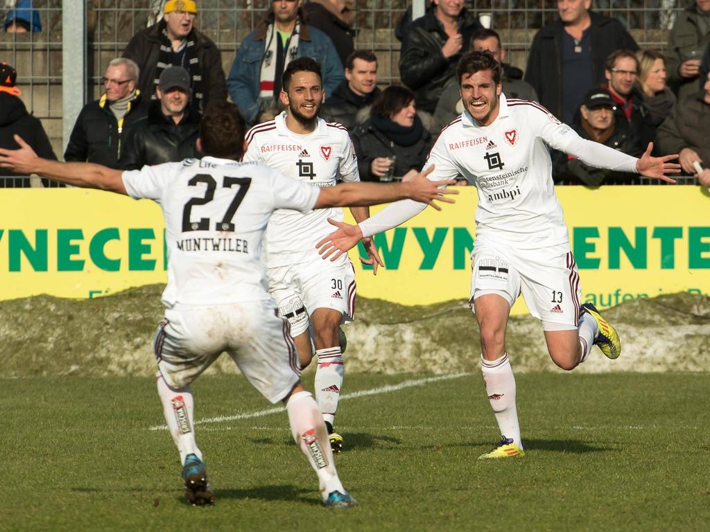 Pascal Schürpf (r.) jubelt mit seinen Teamkollegen über den Siegestreffer Pascal Schürpf (r.) jubelt mit seinen Teamkollegen über den Siegestreffer