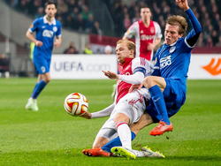 Ajax-speler Nicolai Boilesen (l.) onderschept de bal van Dnipro Dnipropetrovsk-speler Valeriy Fedorchuk (r.). (19-03-2015)