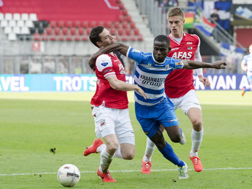 Fred Benson (m.) in het shirt van PEC Zwolle in duel met AZ-spelers Nick Viergever (l.) en Marcus Hendriksen (r.). (23-03-2015)