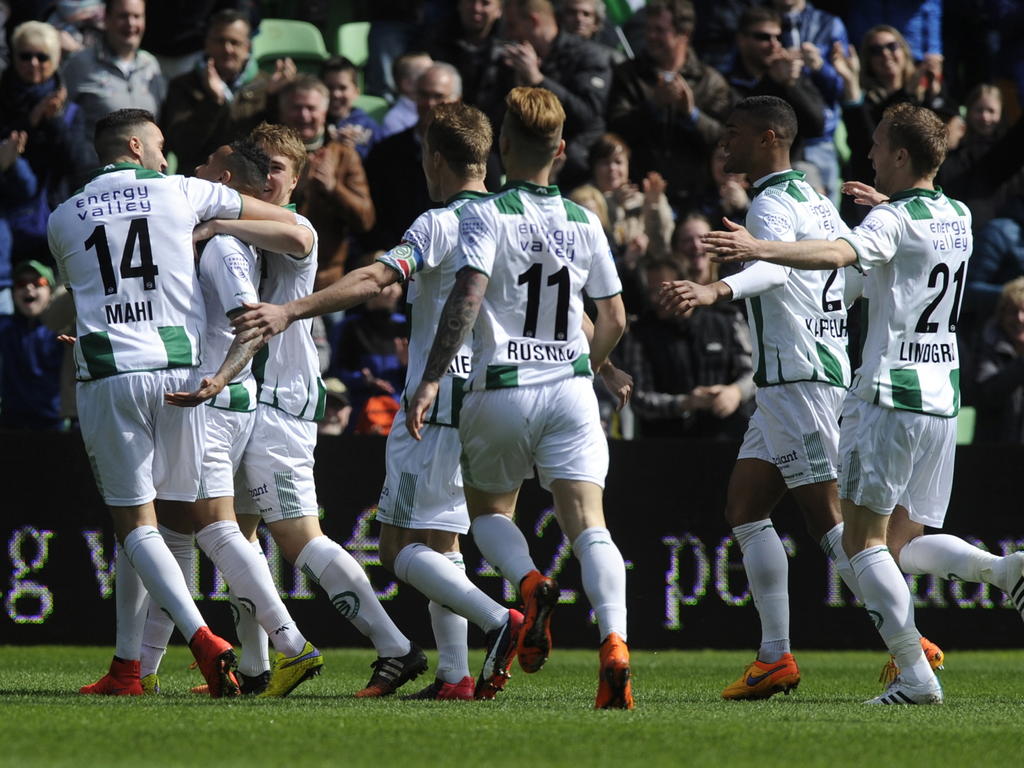 FC Groningen viert de snelle treffer van Tjaronn Chery. (12-04-2015)