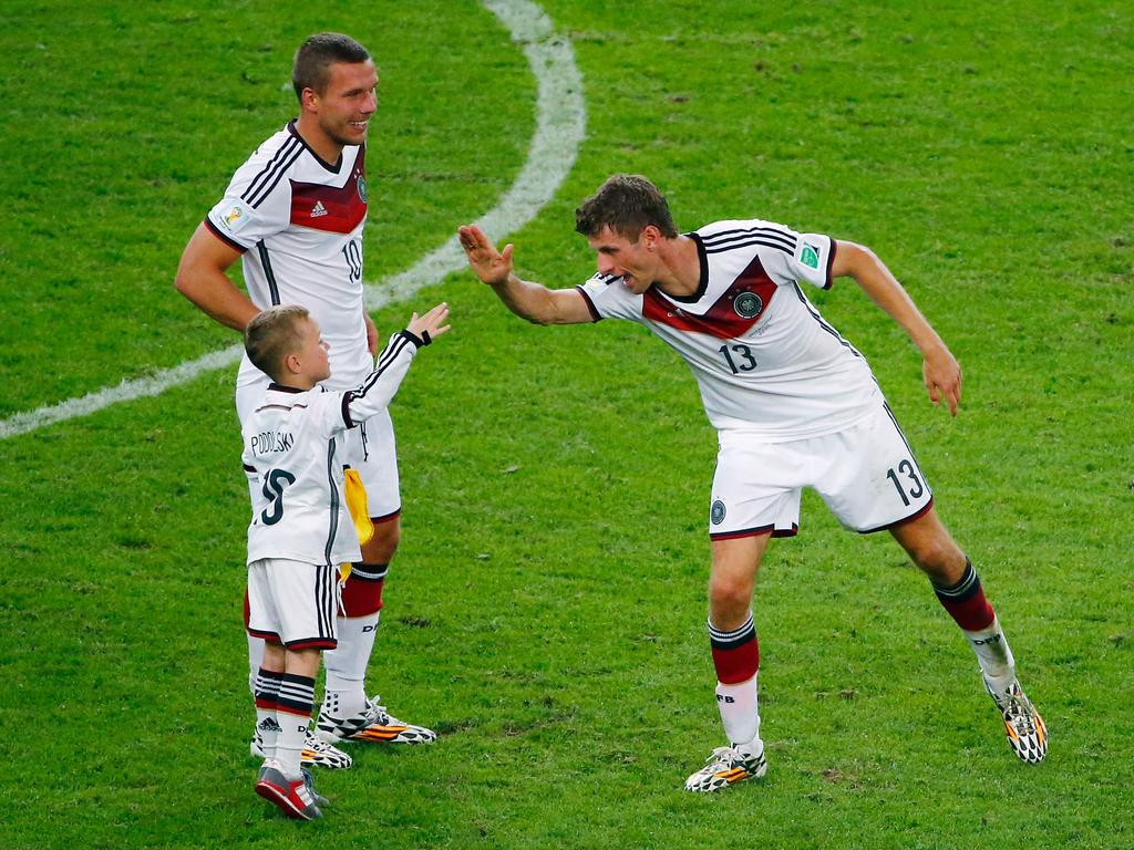 Lukas Podolski und sein Sohn feiern gemeinsam mit Thomas Müller (r.) dem WM-Titel Lukas Podolski und sein Sohn feiern gemeinsam mit Thomas Müller (r.) dem WM-Titel