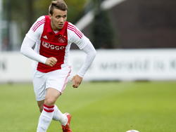 Robert Murić heeft de bal voor zijn rechterbeen liggen en zoekt zijn spits tijdens de wedstrijd Jong Ajax - FC Oss. (08-05-2015)