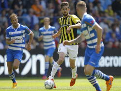 Davy Pröpper dribbelt met de bal naar voren terwijl hij een afspeelmogelijkheid zoekt tijdens de wedstrijd Vitesse - PEC Zwolle. (24-05-2015)