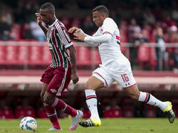 Fluminense-speler Gerson (l.) probeert Reinaldo van São Paolo achter zich te houden. (05-07-2015)