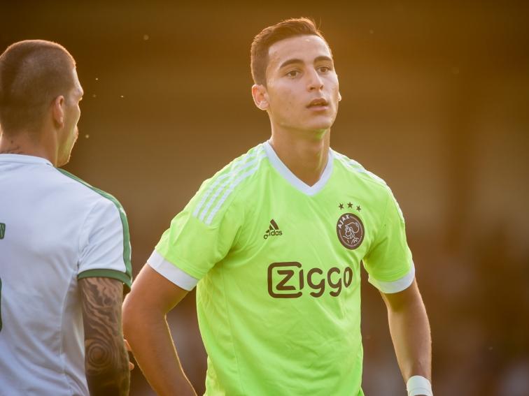Anwar El Ghazi kijkt teleurgesteld na een mislukte actie in het oefenduel met Panathinaikos. AFC Ajax doet het in dat duel wel goed. Het wint namelijk met 2-0. (10-07-2015)