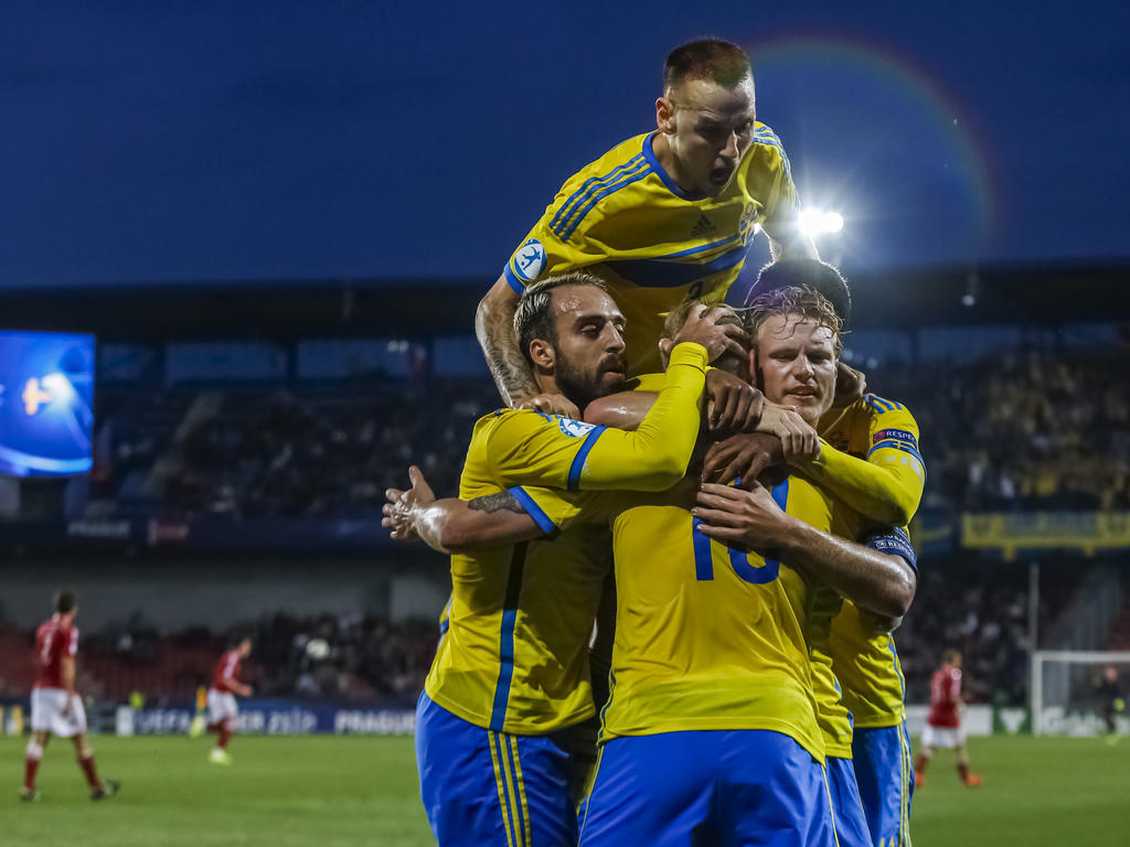 John Guidetti (#10) krijgt de felicitaties van zijn ploeggenoten na het scoren van de 0-1 tijdens Jong Denemarken - Jong Zweden op het EK onder 21. (27-06-2015)
