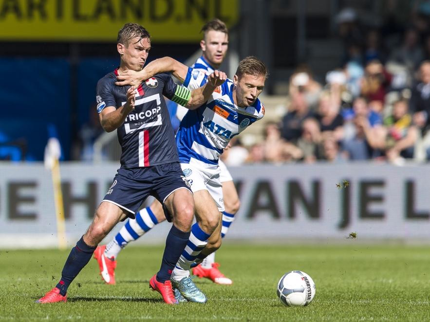 Alexander Bannink (r.) is niet bang om zijn handen te gebruiken in een fysiek duel met Stijn Wuytens. (27-09-2015) Alexander Bannink (r.) is niet bang om zijn handen te gebruiken in een fysiek duel met Stijn Wuytens. (27-09-2015)